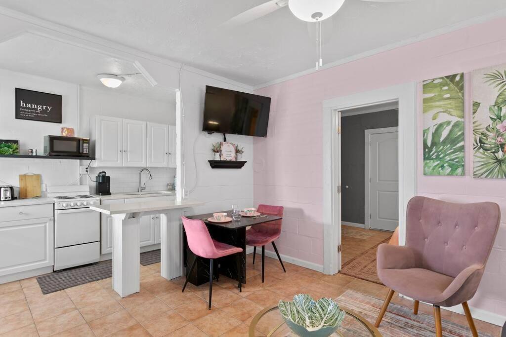 The Pink Oasis Waterfront 1 Bed Apt Apartment Tampa Exterior photo